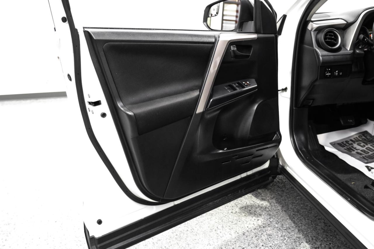 Toyota RAV4 LE FWD (Natl) 2018