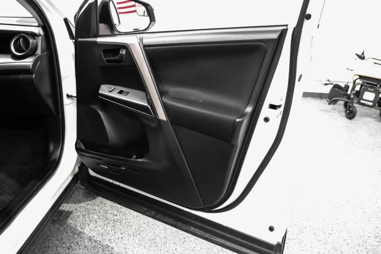 Toyota RAV4 LE FWD (Natl) 2018