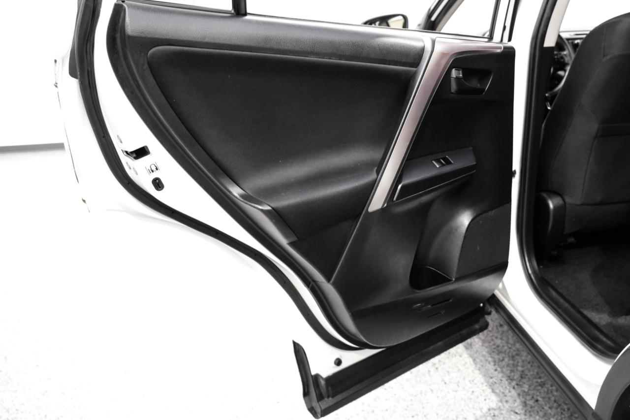 Toyota RAV4 LE FWD (Natl) 2018