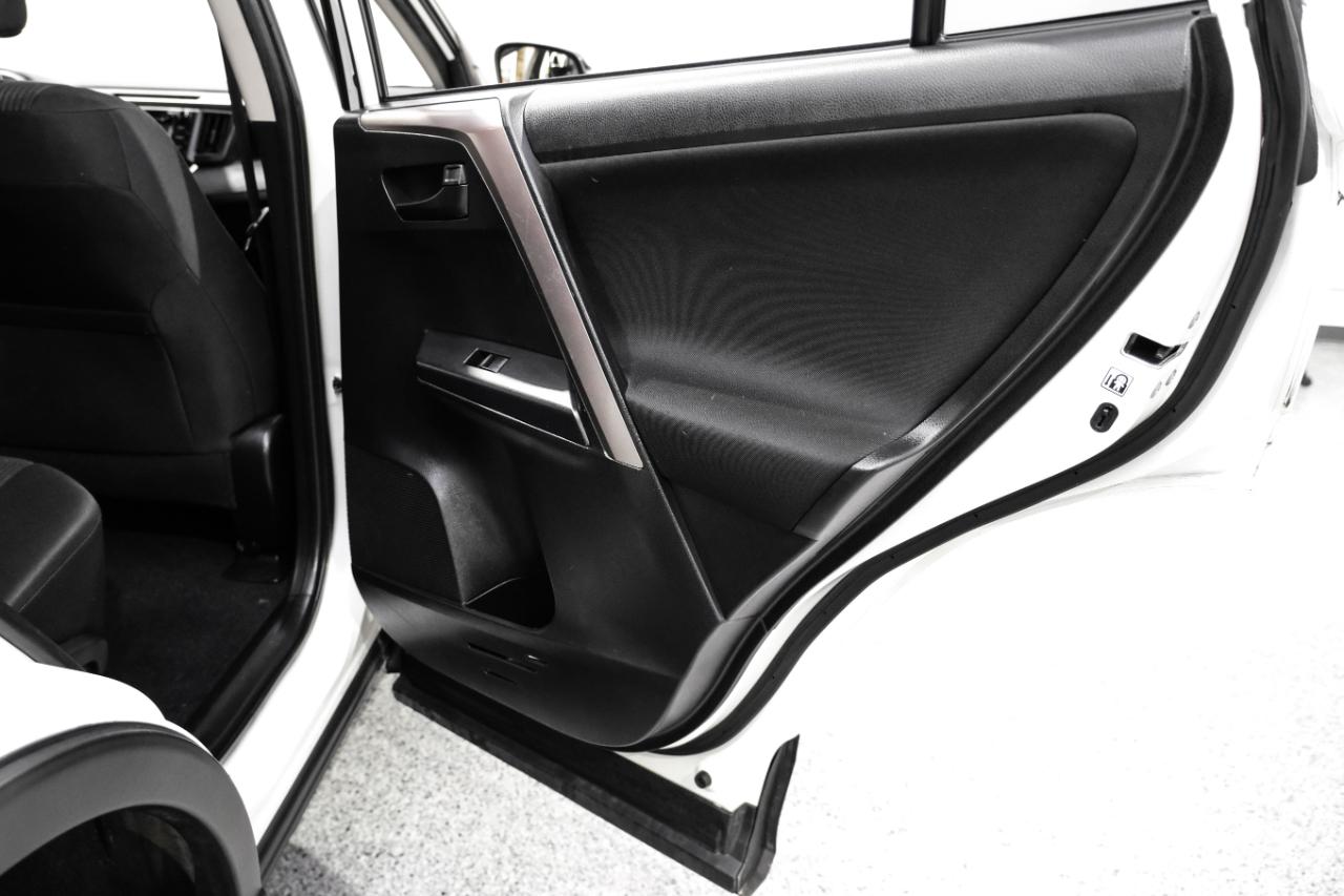 Toyota RAV4 LE FWD (Natl) 2018