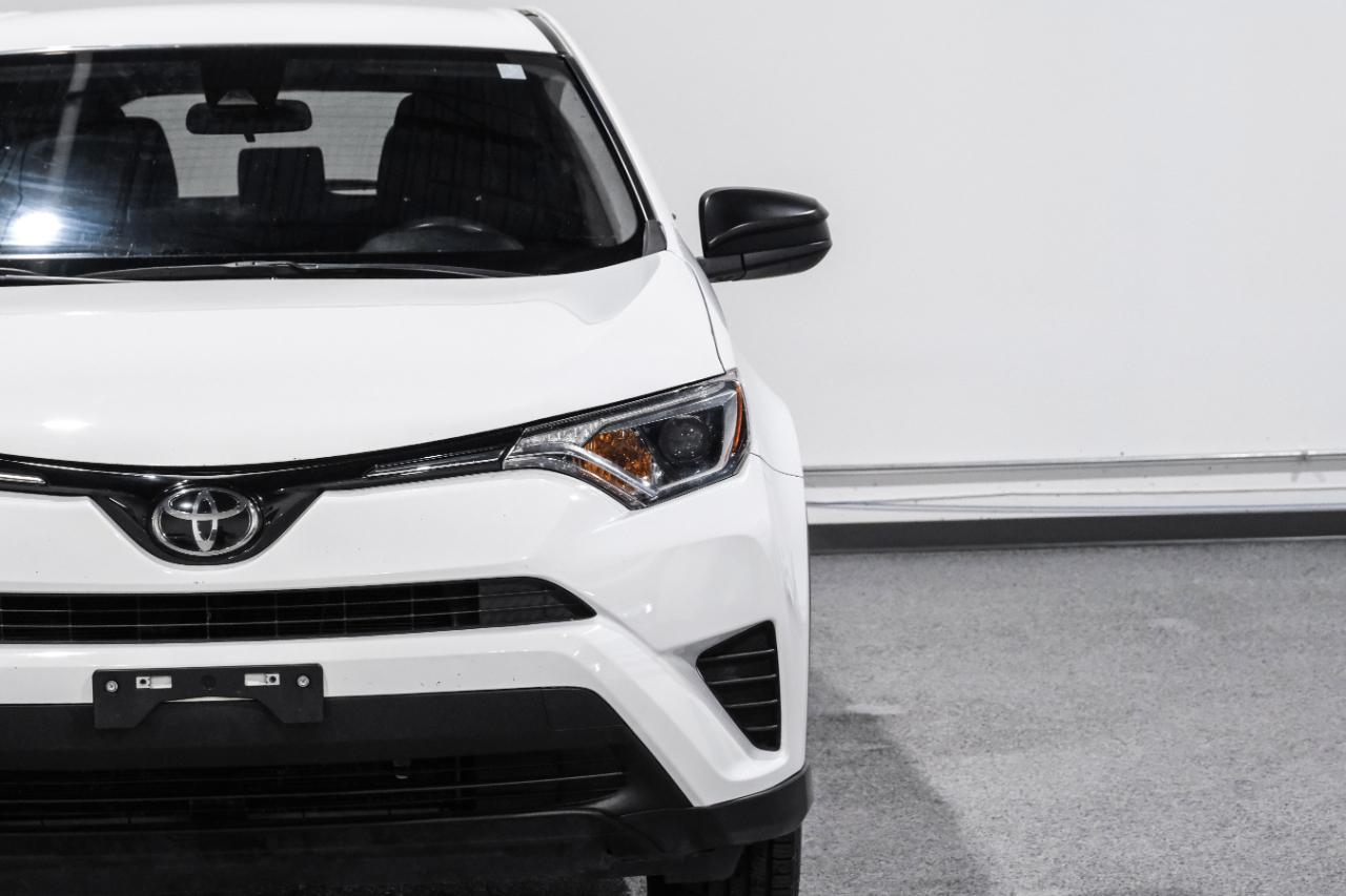 Toyota RAV4 LE FWD (Natl) 2018