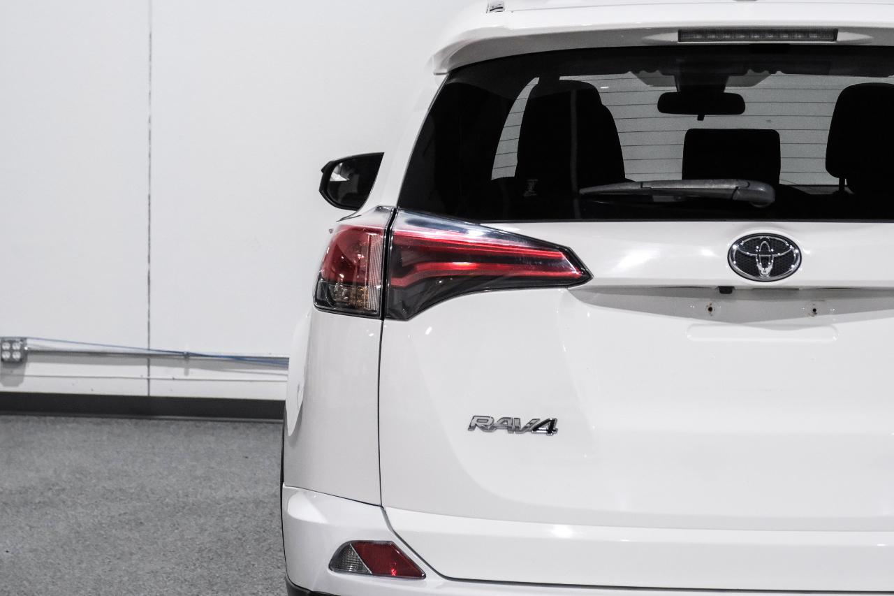 Toyota RAV4 LE FWD (Natl) 2018