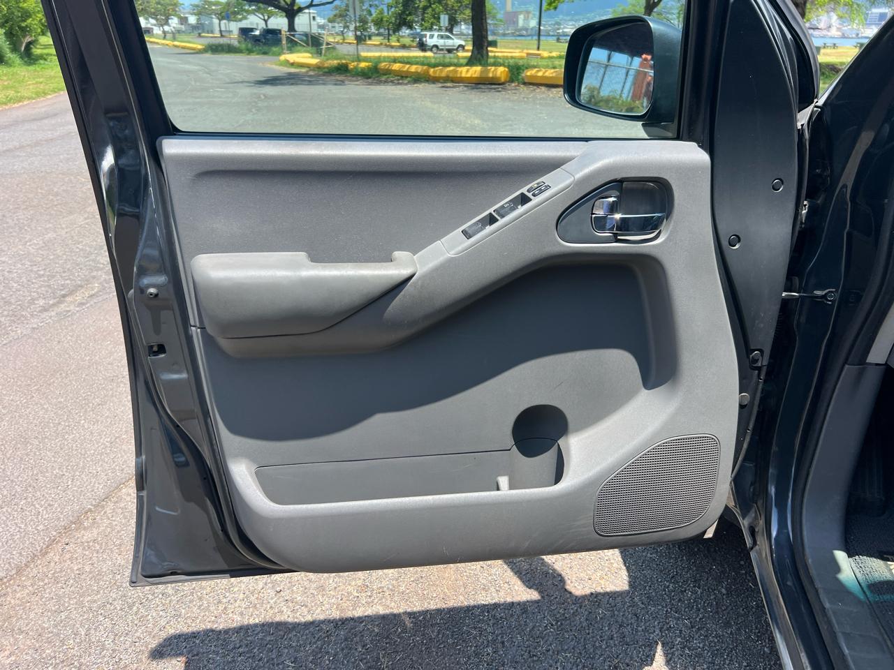 Nissan Frontier 2WD Crew Cab SWB Auto SV 2012