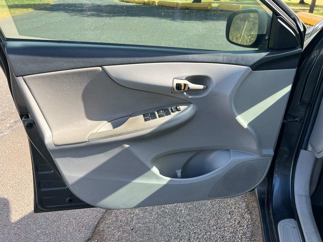 Toyota Corolla 4dr Sdn LE Auto (Natl) 2011