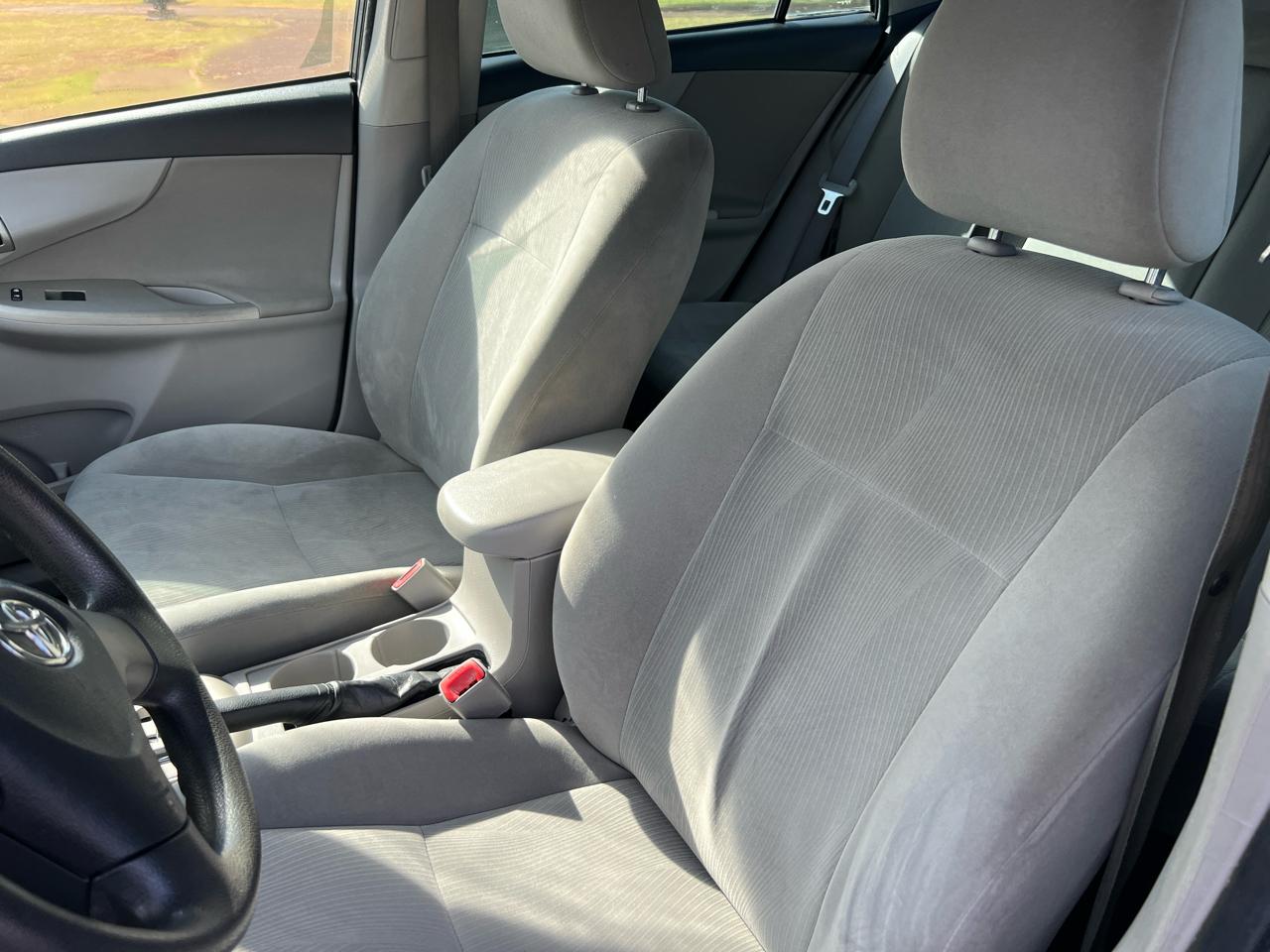 Toyota Corolla 4dr Sdn LE Auto (Natl) 2011