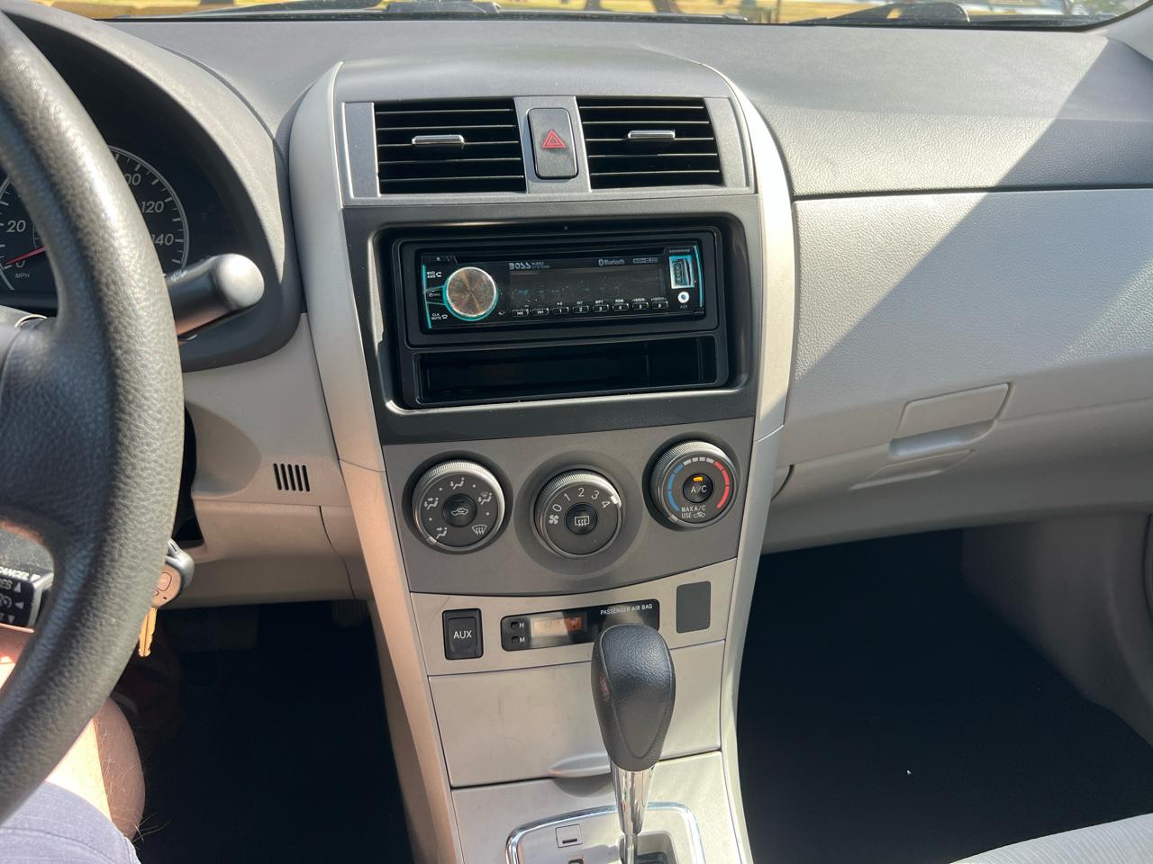 Toyota Corolla 4dr Sdn LE Auto (Natl) 2011