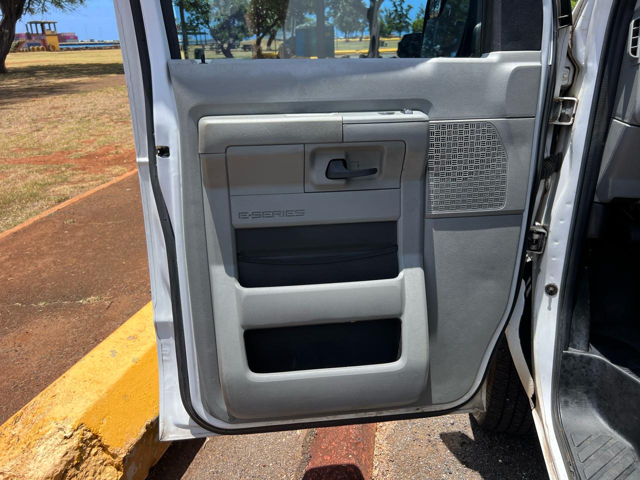 Ford Econoline E-350 Super Duty 2014