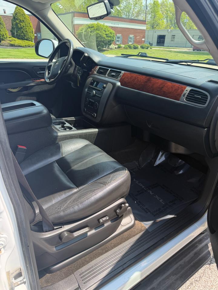 GMC Yukon XL SLT 1/2 Ton 4WD 2013