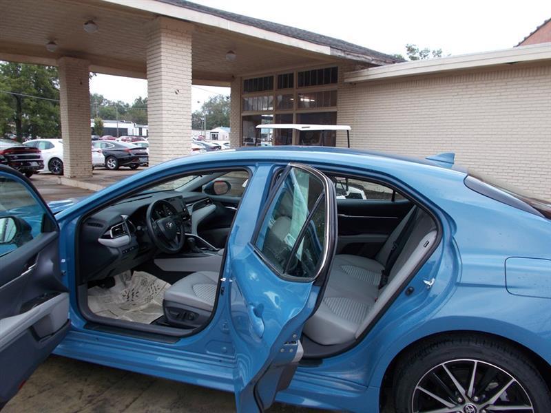 Toyota Camry Hybrid XLE 2025