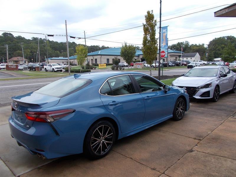 Toyota Camry Hybrid XLE 2025