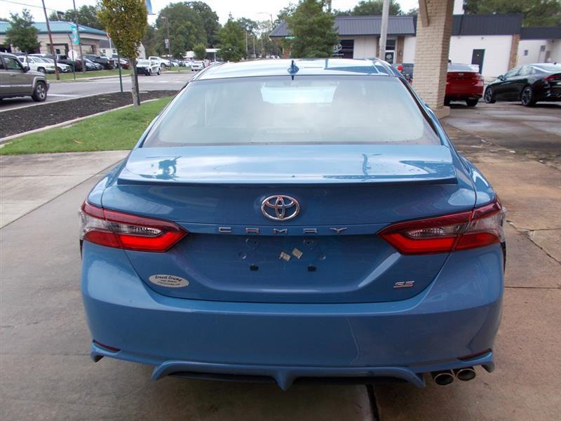 Toyota Camry Hybrid XLE 2025