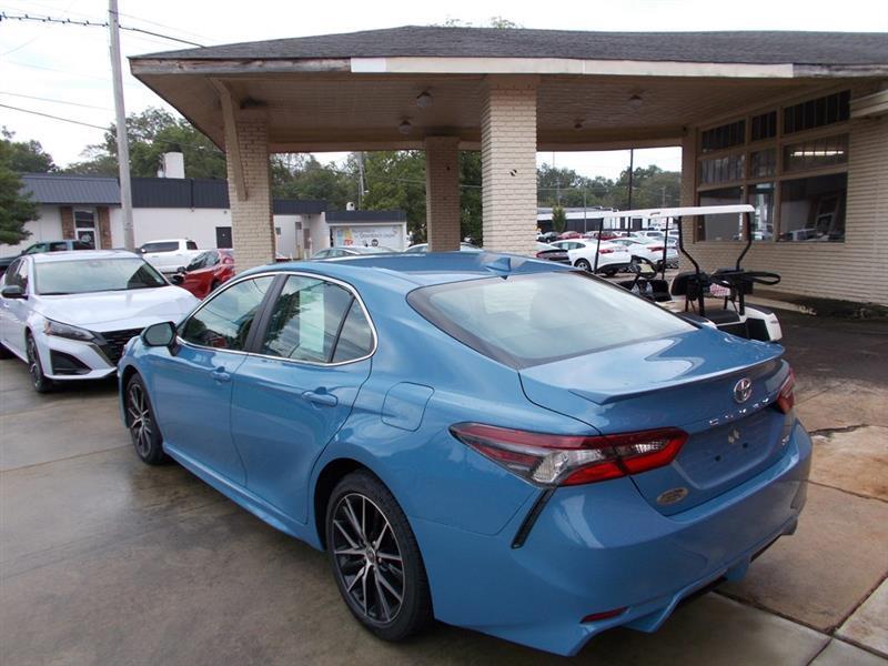 Toyota Camry Hybrid XLE 2025