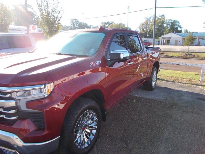 2024 Chevrolet Silverado 1500 LTZ Crew Cab 4WD