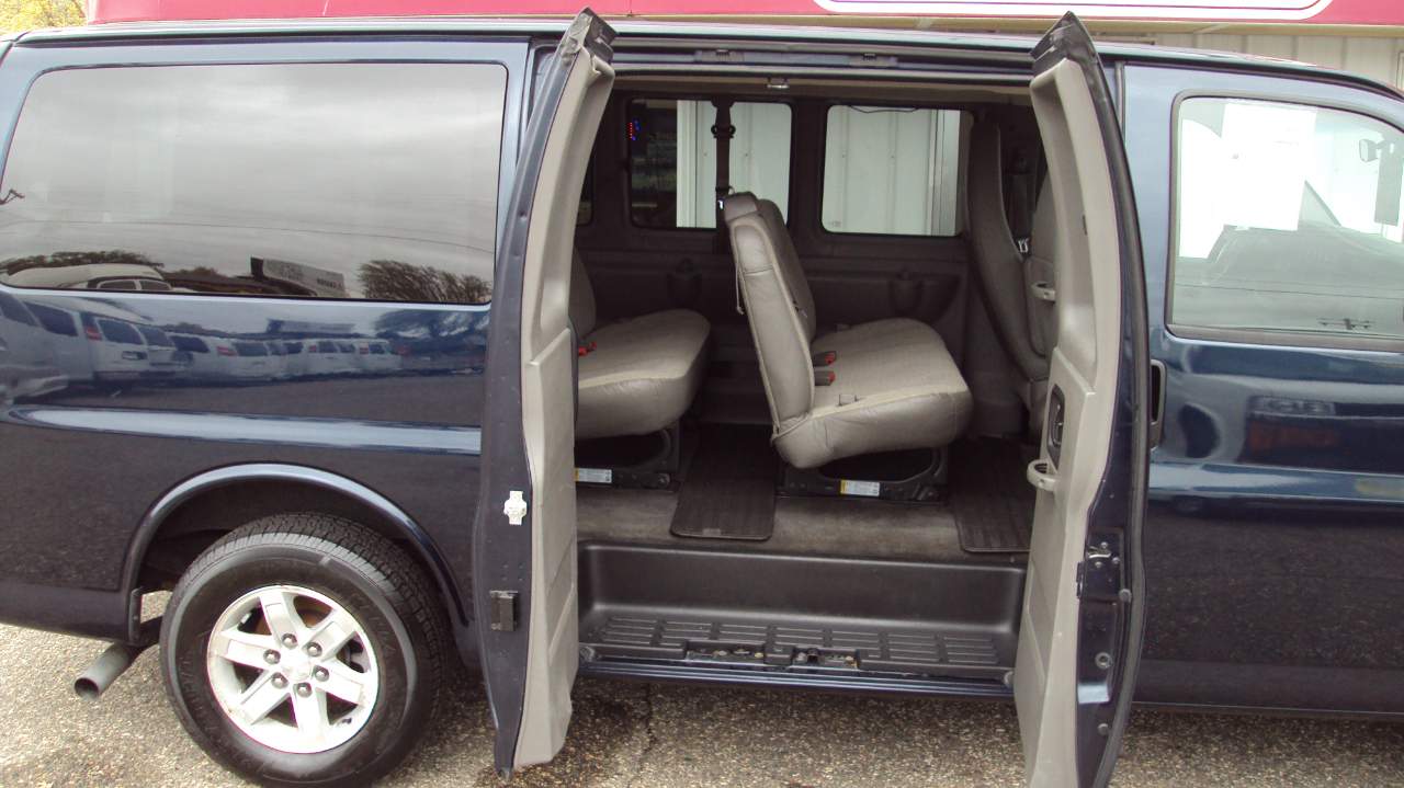 GMC Savana Passenger AWD 1500 135" 1LT 2012 GMC Savana Passenger AWD 1500 135" 1LT 2012