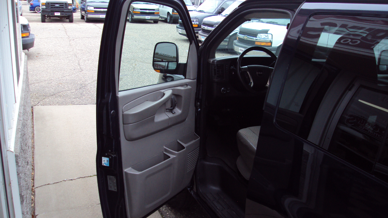 GMC Savana Passenger AWD 1500 135" 1LT 2012 GMC Savana Passenger AWD 1500 135" 1LT 2012