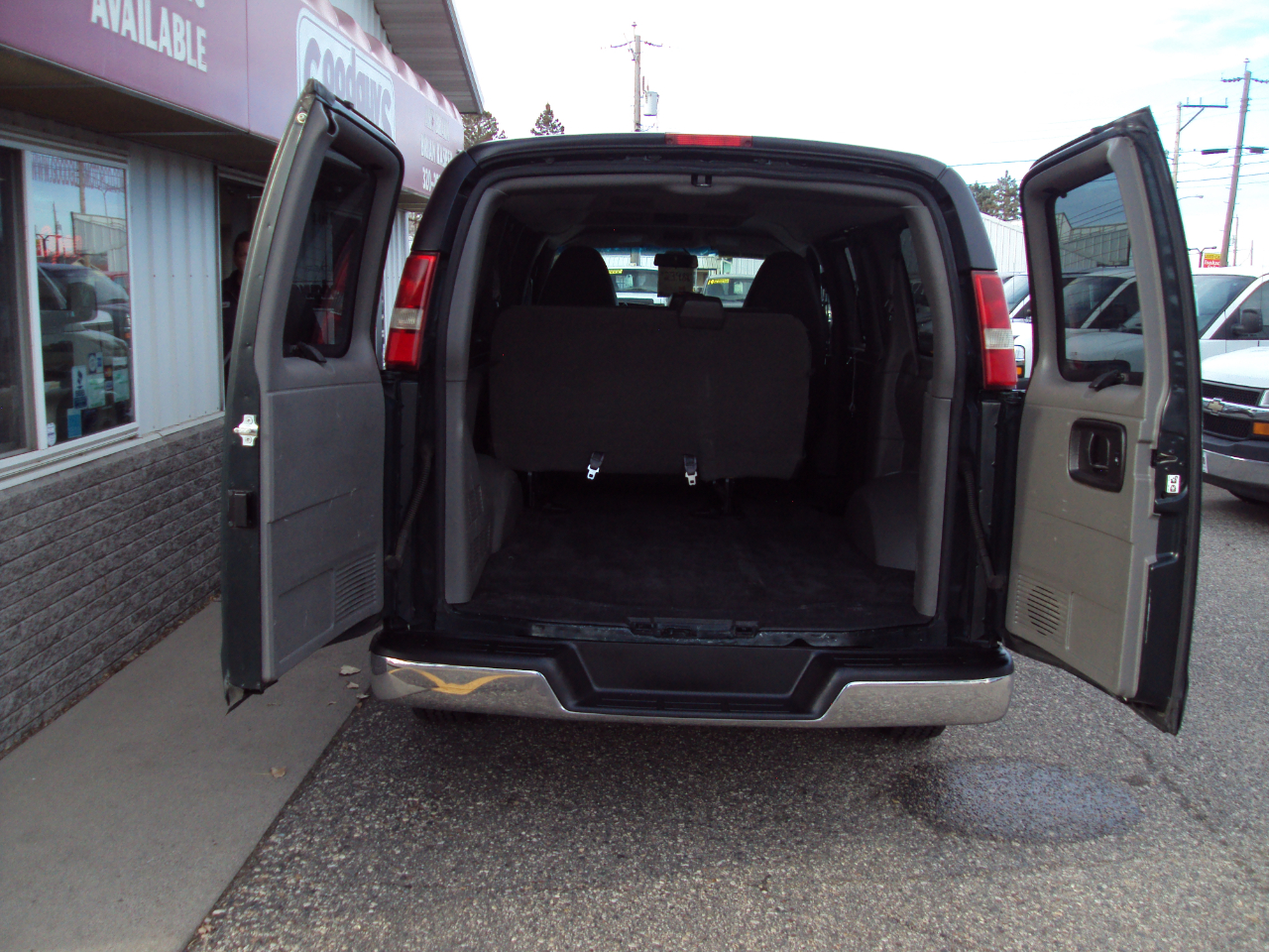 2014 Chevrolet Express Passenger 1500 LT photo 2