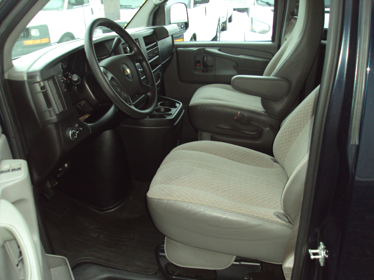 Chevrolet Express Passenger AWD 1500 135" LT 2013