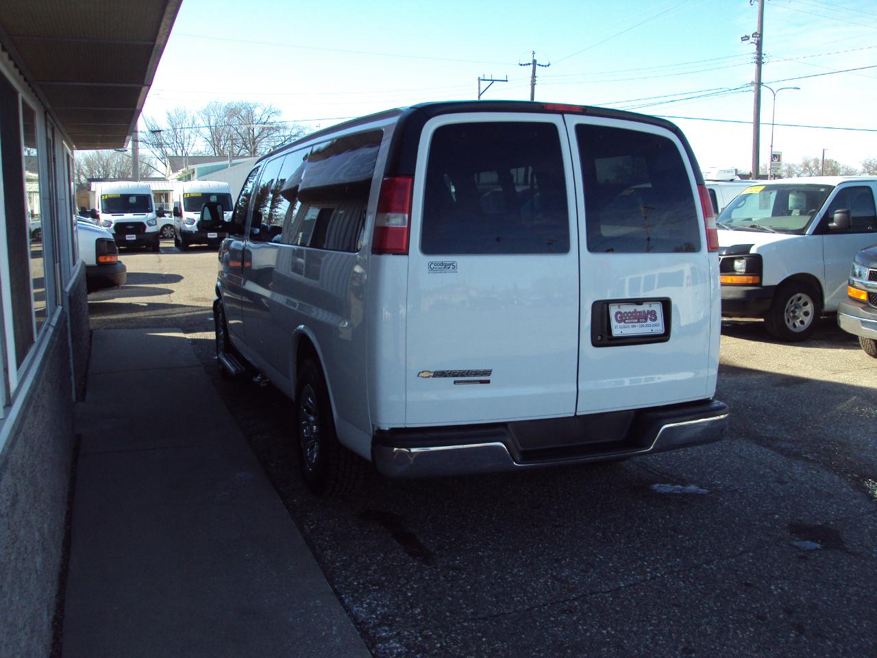 Chevrolet Express Passenger AWD 1500 135" LS 2014