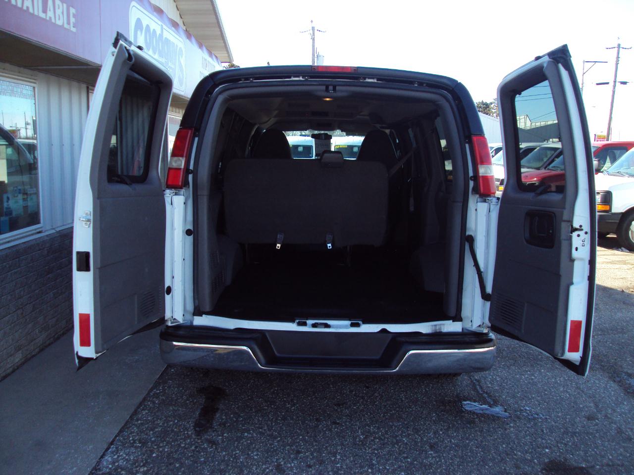 Chevrolet Express Passenger AWD 1500 135" LS 2014