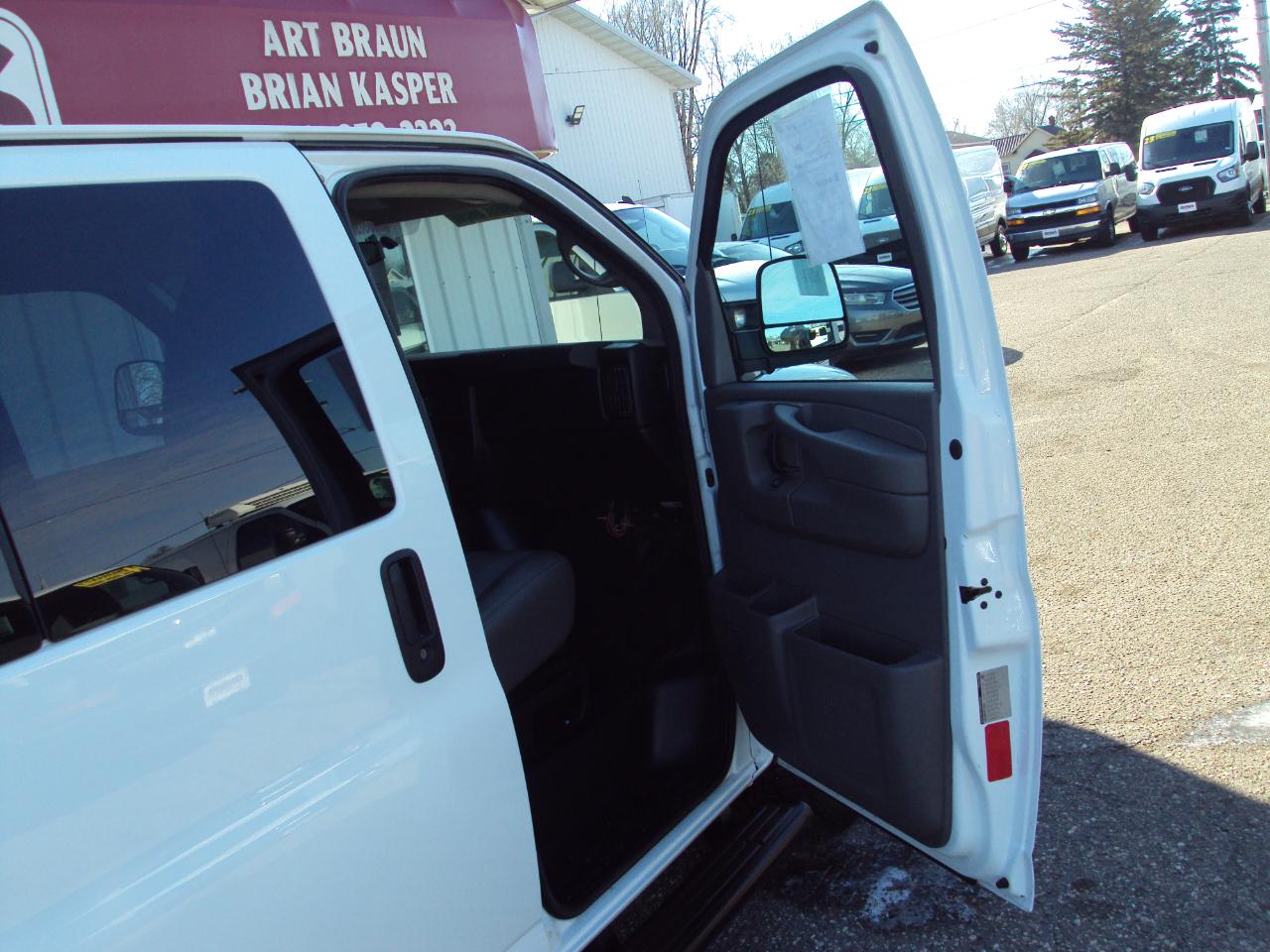 Chevrolet Express Passenger AWD 1500 135" LS 2014