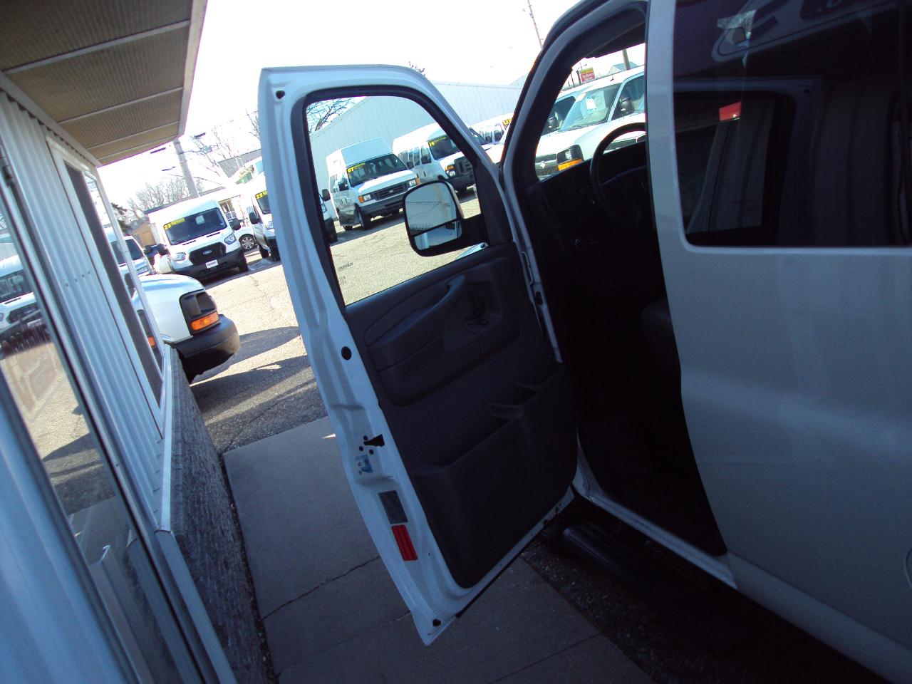 Chevrolet Express Passenger AWD 1500 135" LS 2014