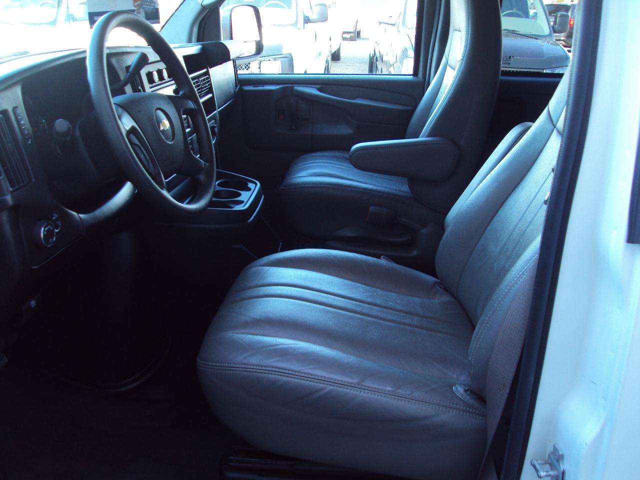 Chevrolet Express Passenger AWD 1500 135" LS 2014