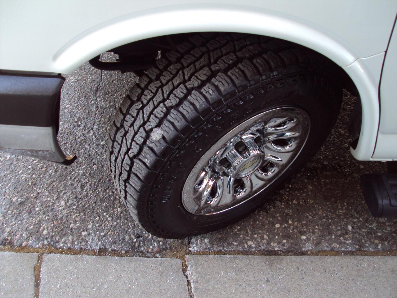 Chevrolet Express Passenger AWD 1500 135" LS 2014