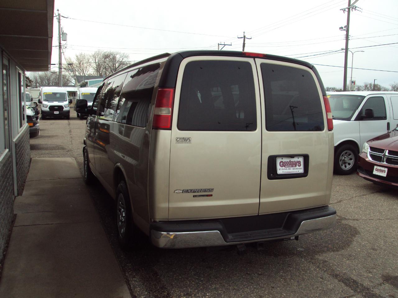 Chevrolet Express Passenger AWD 1500 135" 1LT 2011