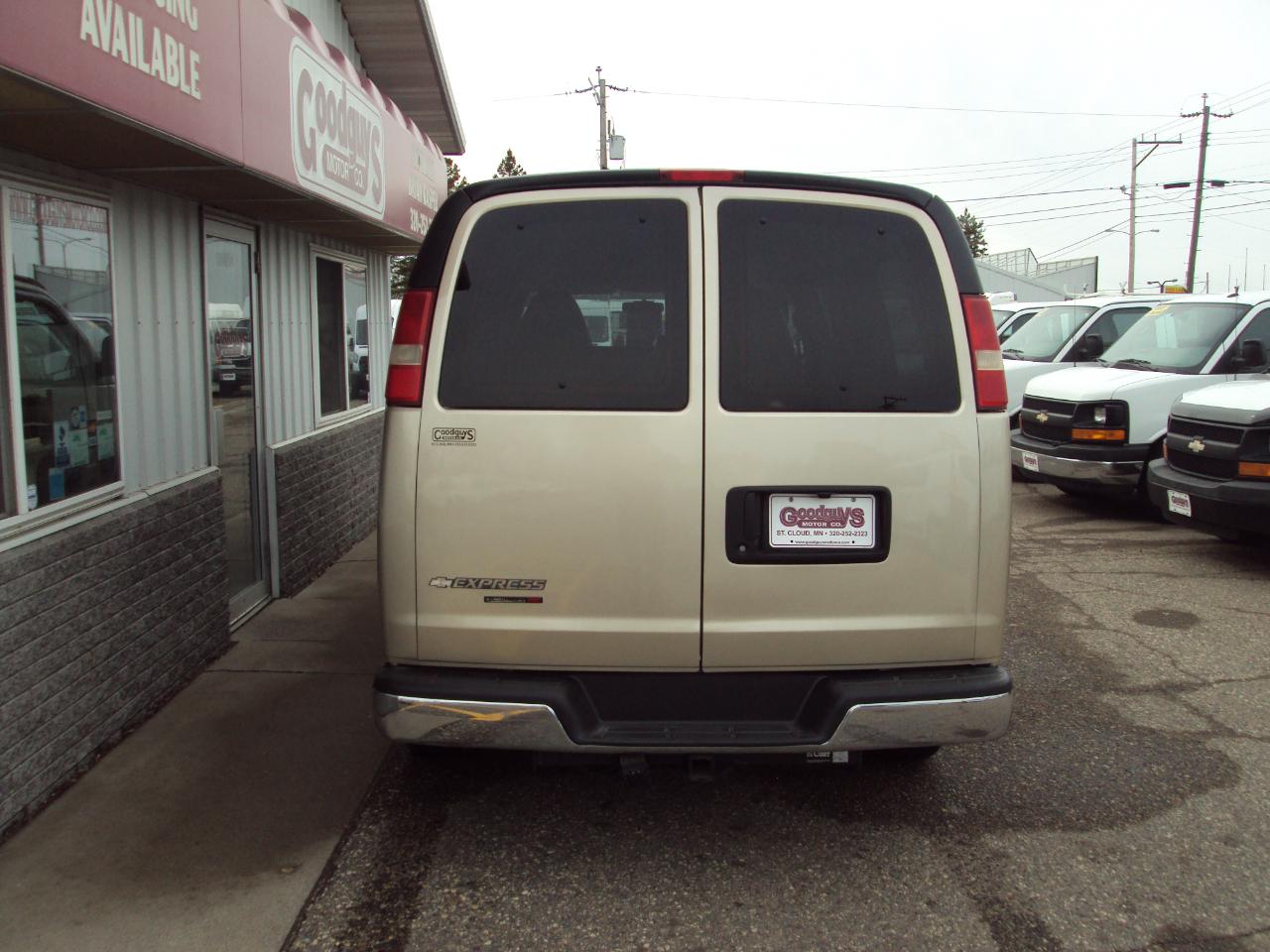 Chevrolet Express Passenger AWD 1500 135" 1LT 2011