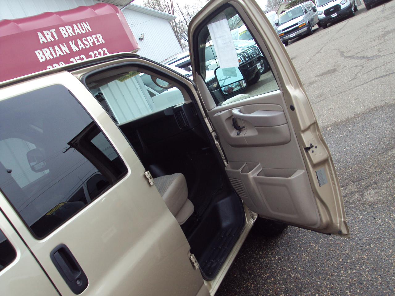 Chevrolet Express Passenger AWD 1500 135" 1LT 2011