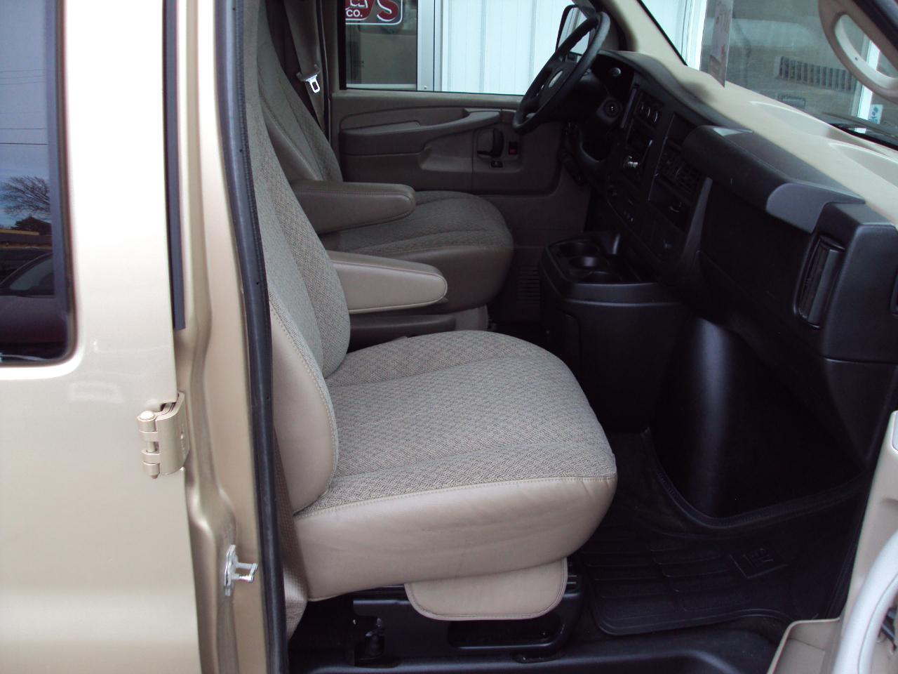 Chevrolet Express Passenger AWD 1500 135" 1LT 2011