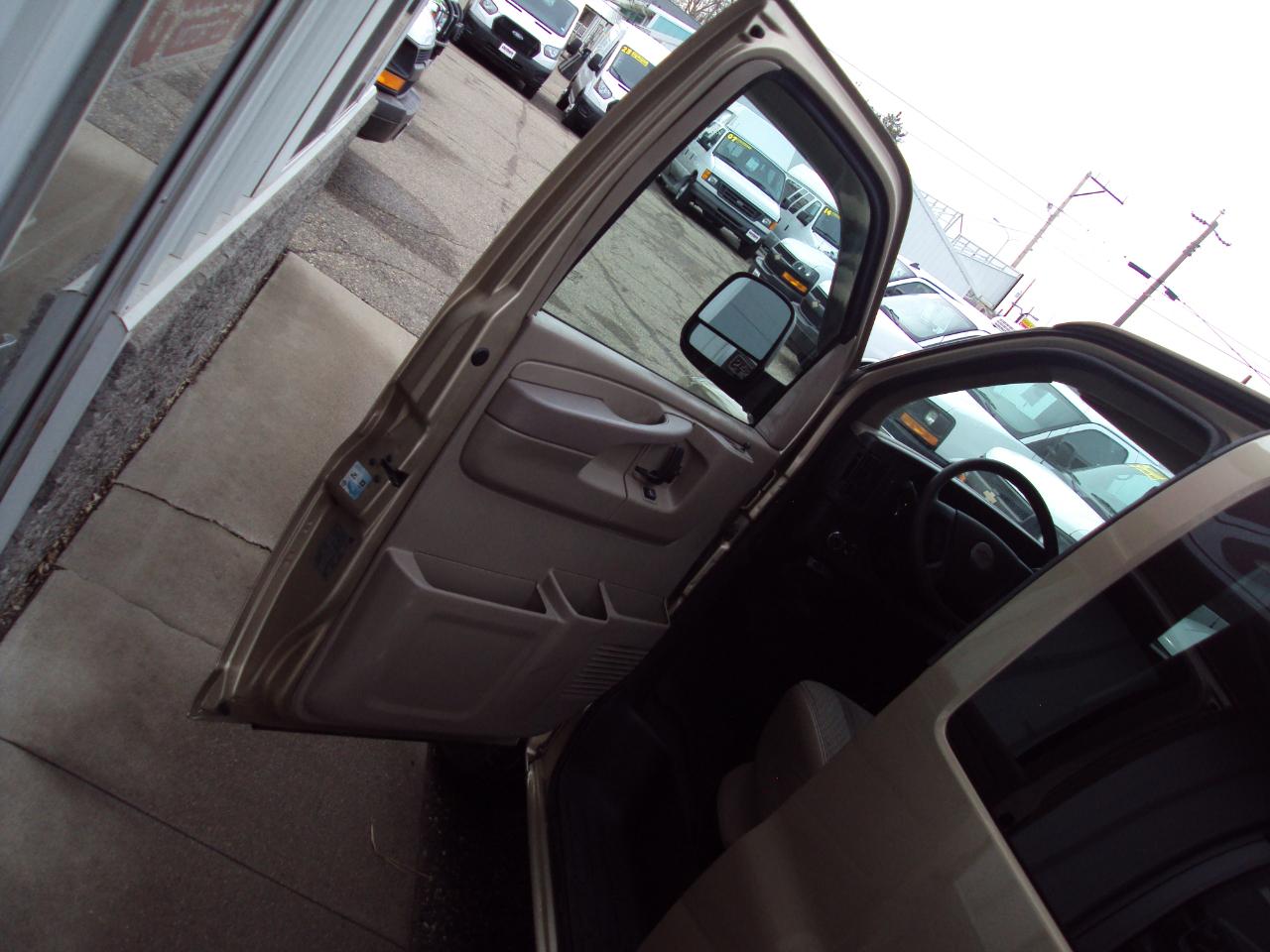 Chevrolet Express Passenger AWD 1500 135" 1LT 2011