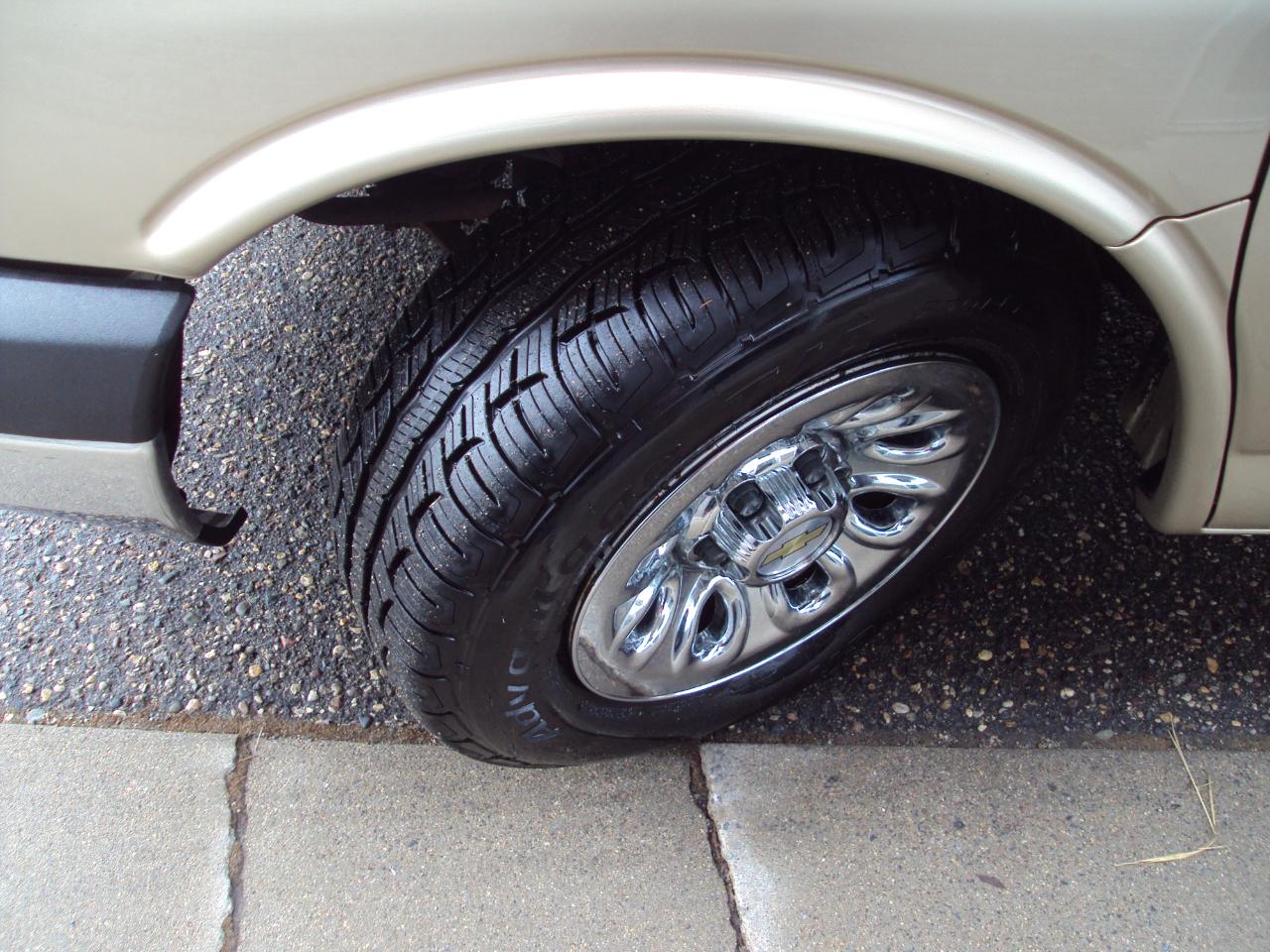 Chevrolet Express Passenger AWD 1500 135" 1LT 2011