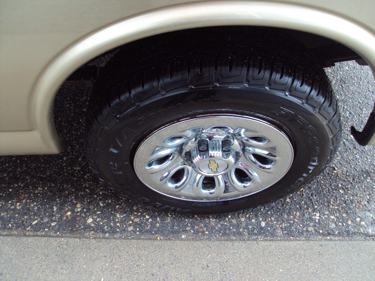 Chevrolet Express Passenger AWD 1500 135" 1LT 2011