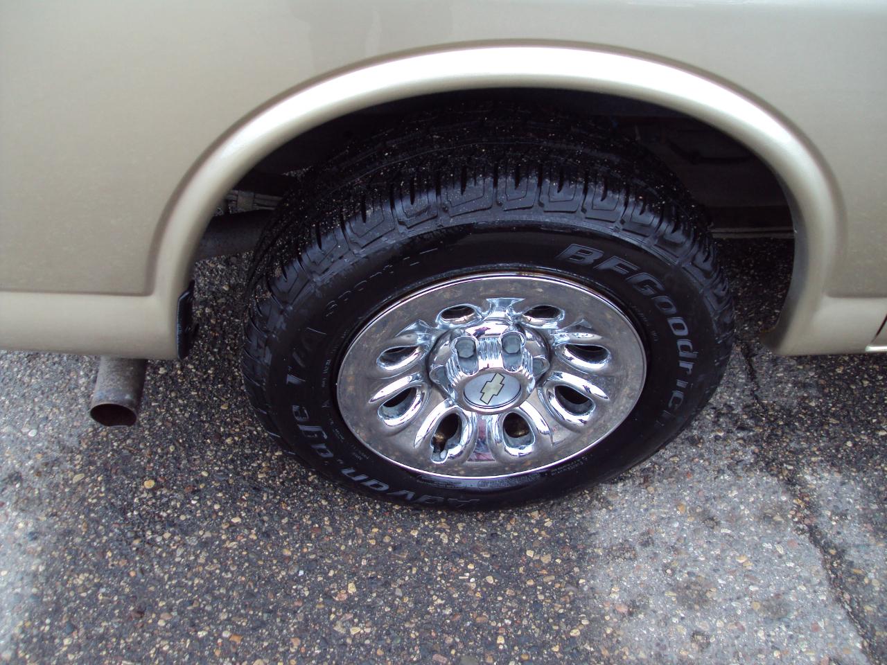 Chevrolet Express Passenger AWD 1500 135" 1LT 2011