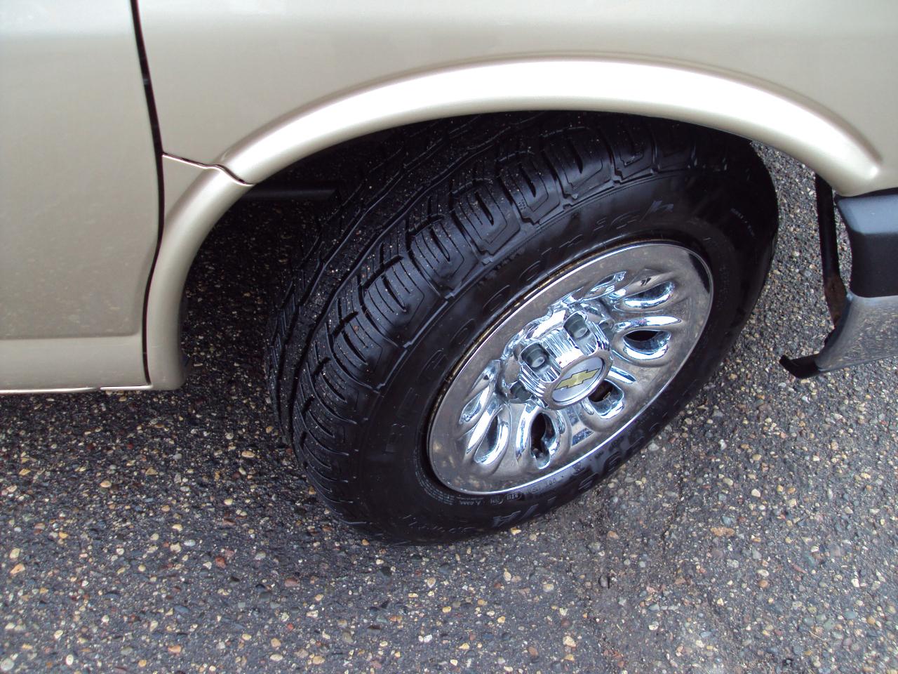 Chevrolet Express Passenger AWD 1500 135" 1LT 2011