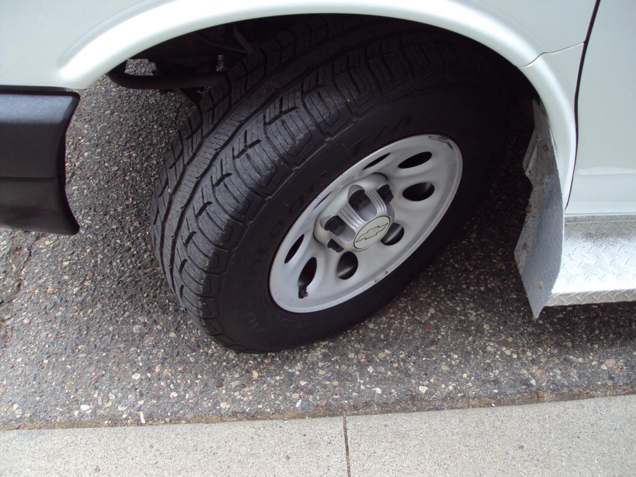 Chevrolet Express Passenger AWD 1500 135" LS 2014