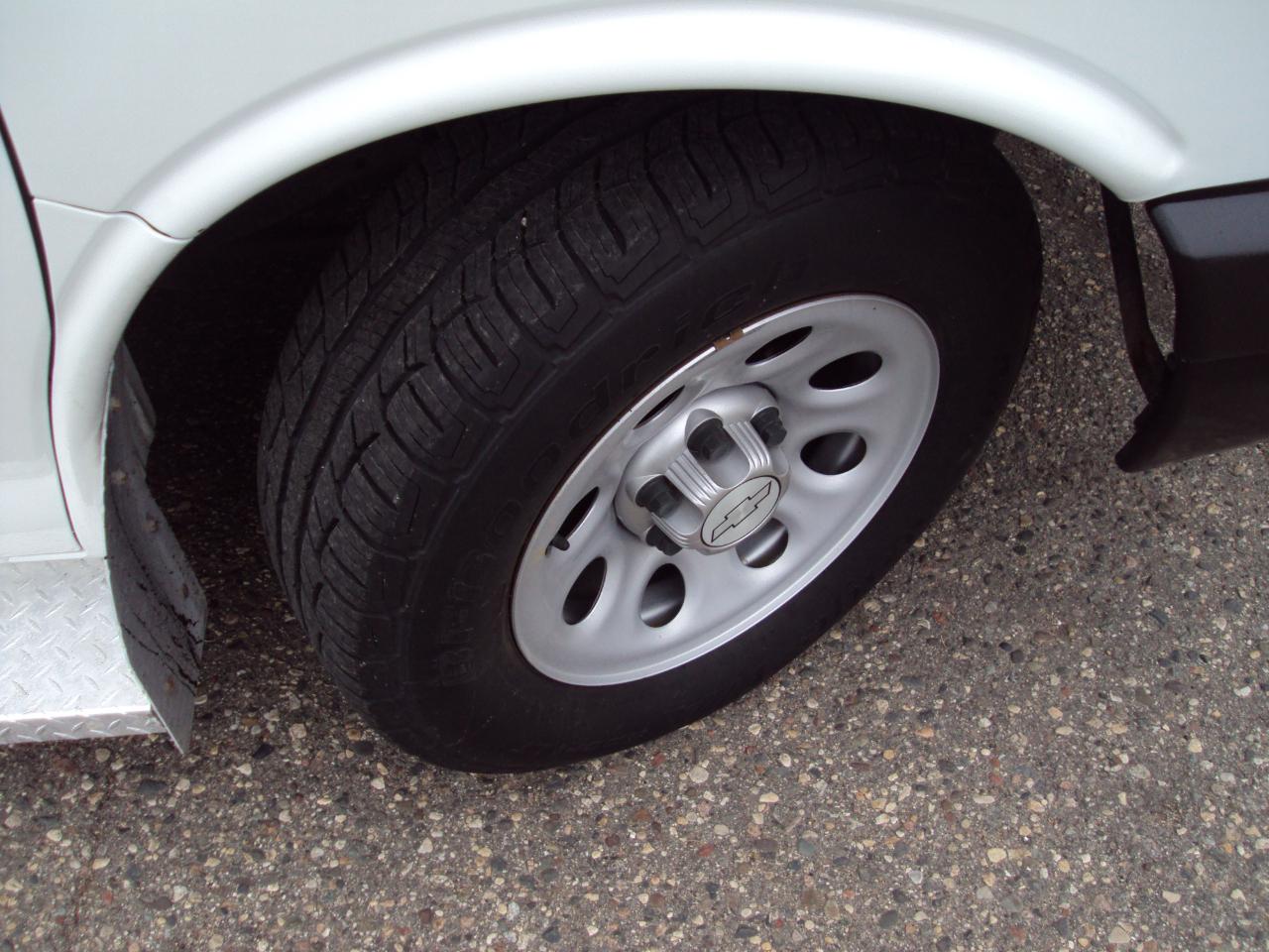 Chevrolet Express Passenger AWD 1500 135" LS 2014