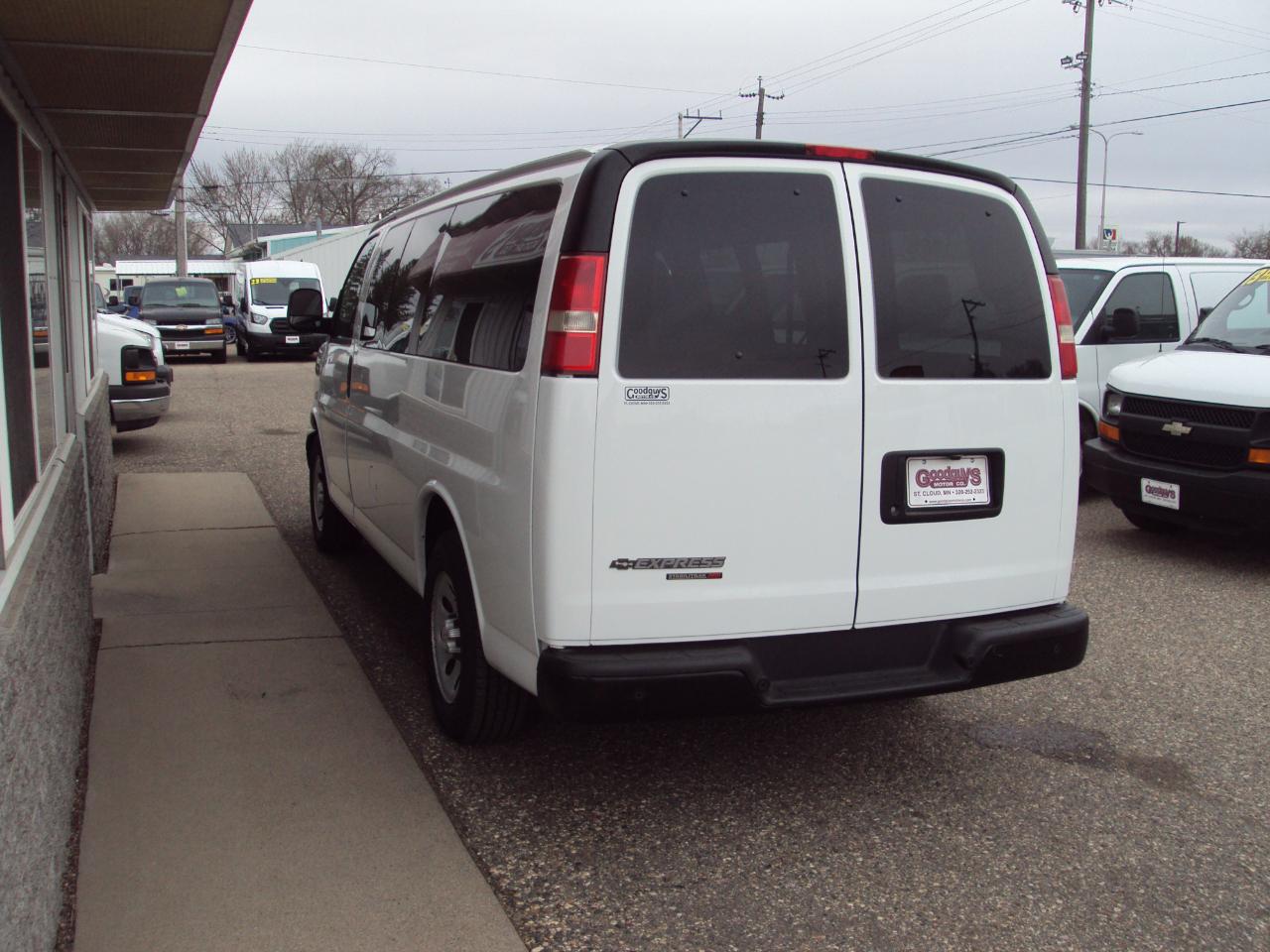 Chevrolet Express Passenger AWD 1500 135" LS 2014