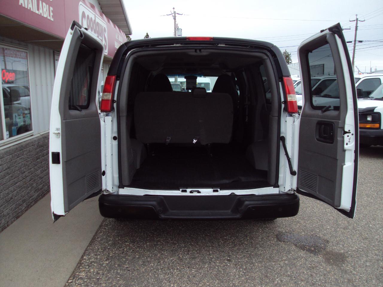 Chevrolet Express Passenger AWD 1500 135" LS 2014