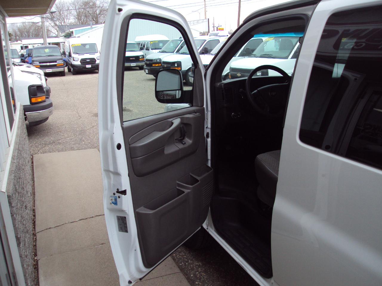 Chevrolet Express Passenger AWD 1500 135" LS 2014