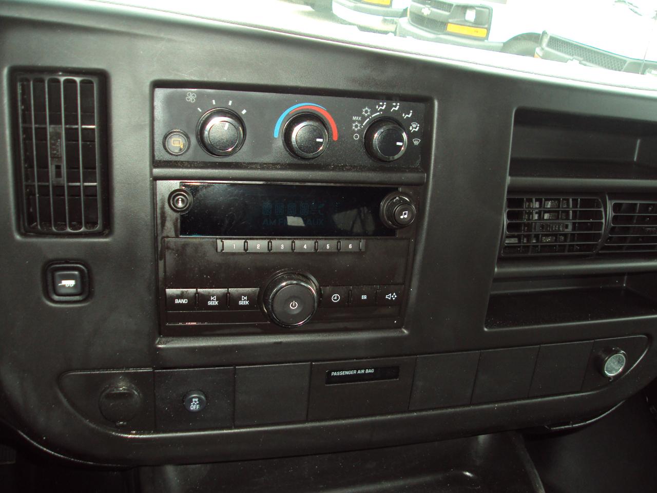 Chevrolet Express Passenger AWD 1500 135" LS 2014