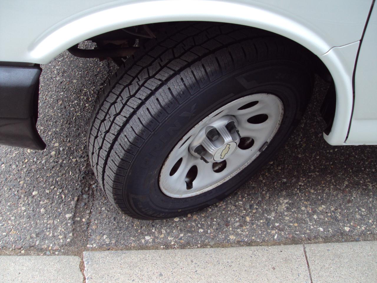 Chevrolet Express Passenger AWD 1500 135" LS 2014