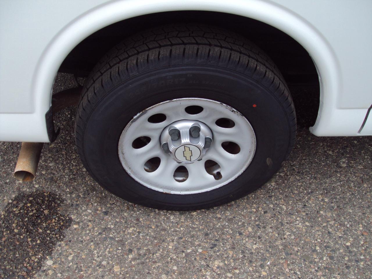 Chevrolet Express Passenger AWD 1500 135" LS 2014