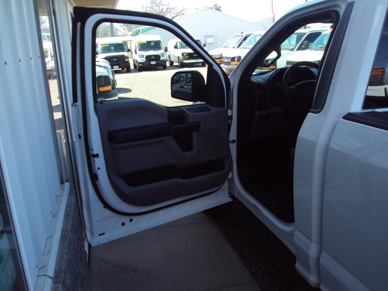 Ford F-150 XLT 4WD Reg Cab 8' Box 2017