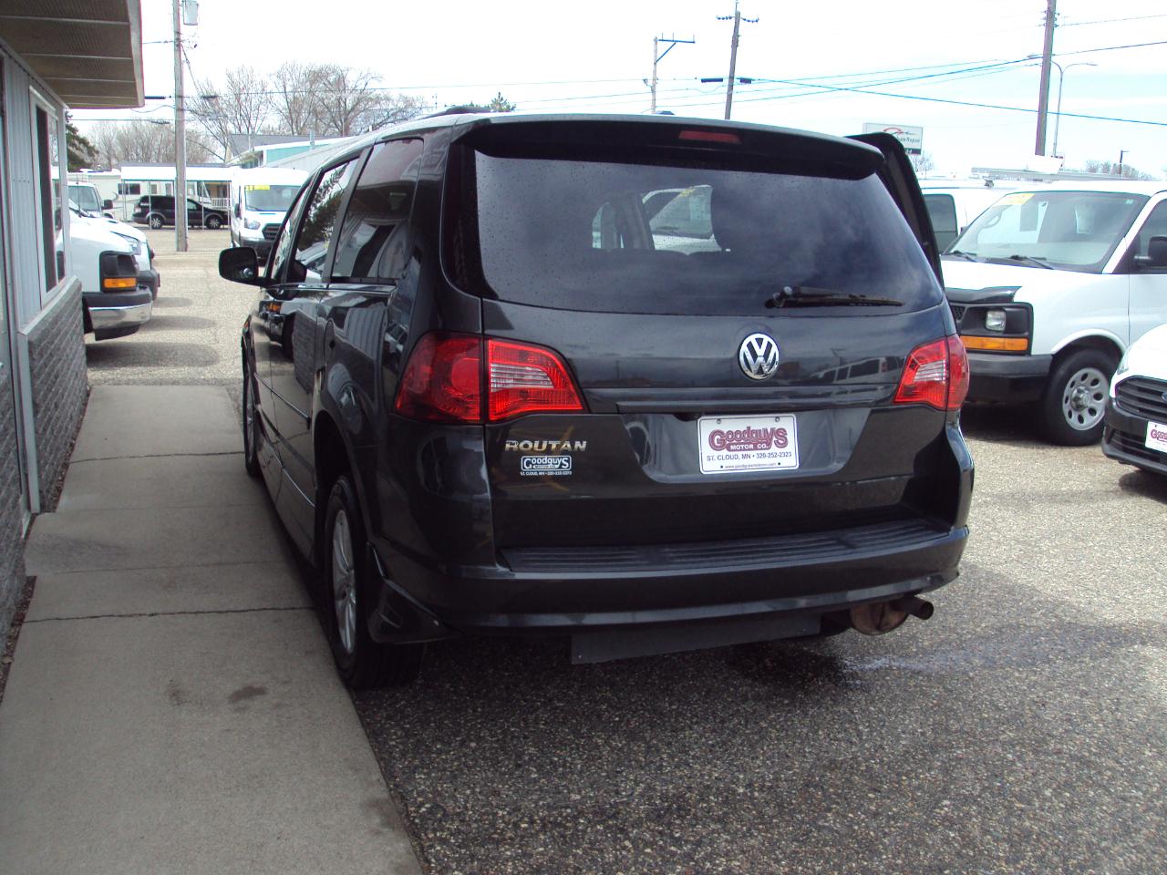 Volkswagen Routan  2012