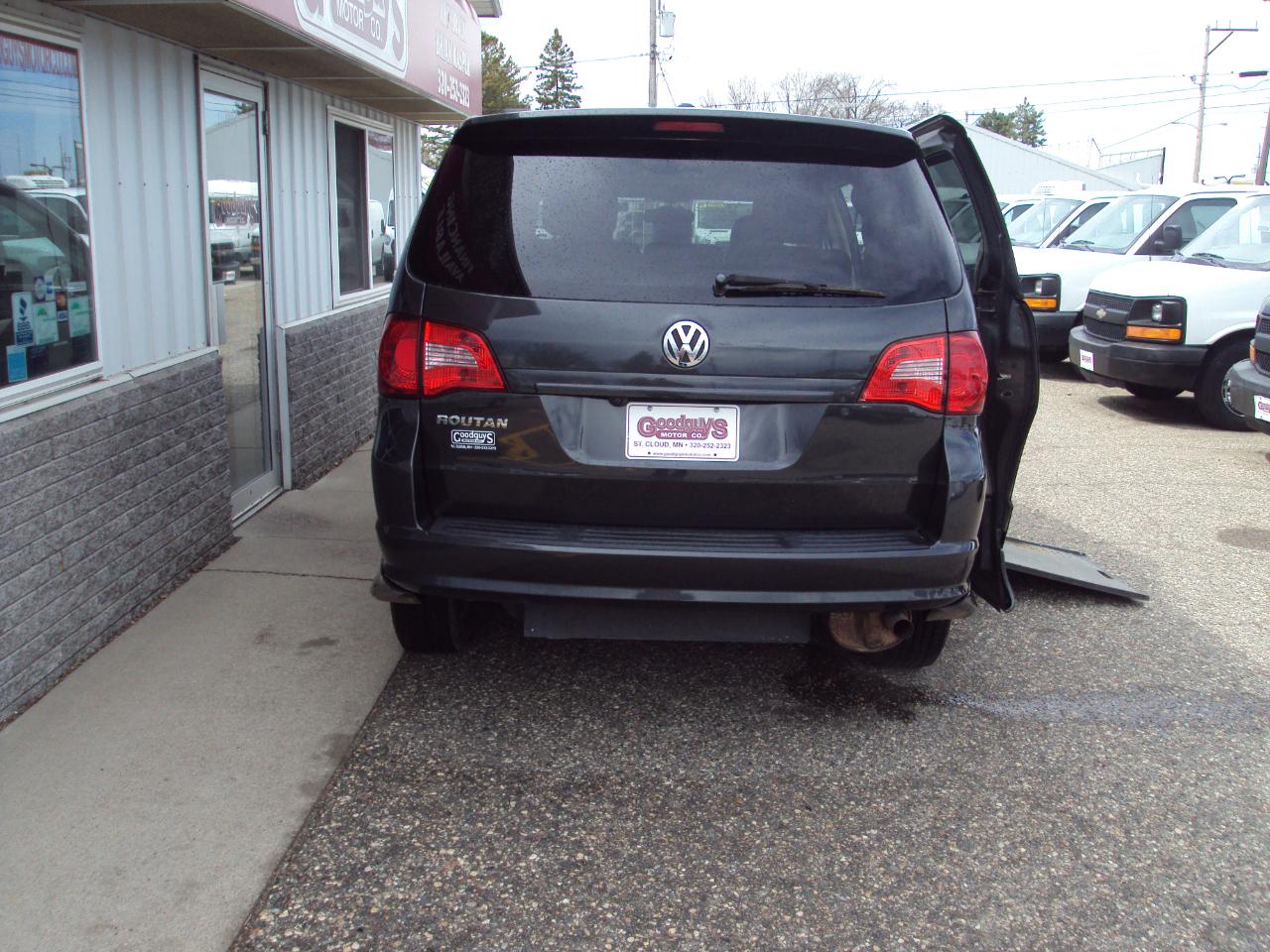 Volkswagen Routan  2012