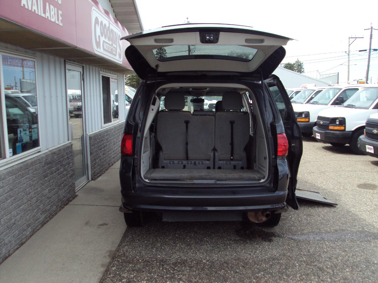 Volkswagen Routan  2012