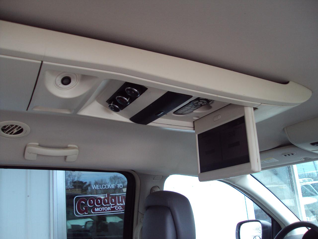 Volkswagen Routan  2012