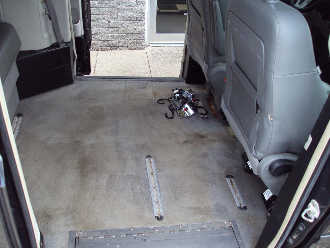 Volkswagen Routan  2012